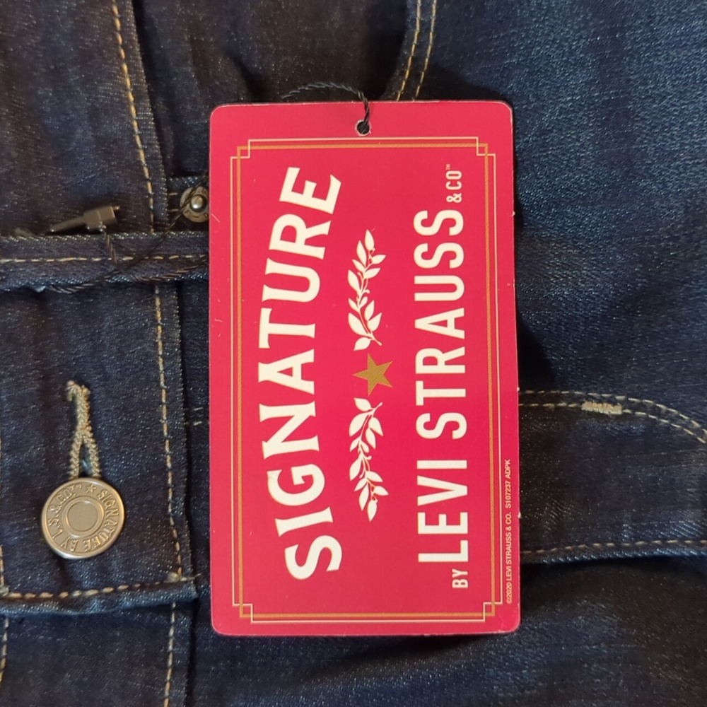 Levi's Signature Mid Rise Capris - Picture 7 of 7